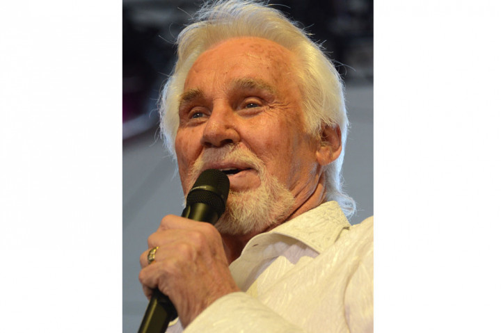 Rogers dikenal karena serangkaian hitsnya termasuk 'The Gambler', 'Lucille', dan 'Islands in the Stream'. Rogers juga menjadi terkenal melalui kolaborasinya dengan Dolly Parton dan penampilan di film dan program televisi termasuk 'The Muppet Show'.