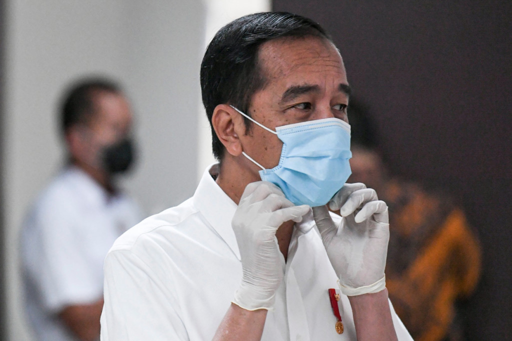 Presiden Jokowi memantau sejumlah titik di rumah sakit darurat itu, mulai dari ruang instalasi gawat darurat sampai ke kamar isolasi pasien. 