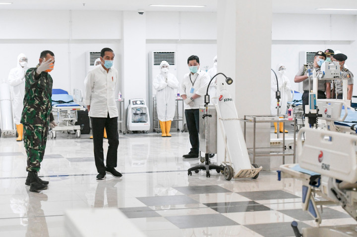 Sambil melakukan pemantauan, Presiden yang mengenakan masker hijau mendapat penjelasan mengenai fasilitas di RS tersebut dari para pejabat yang mendampinginya.
