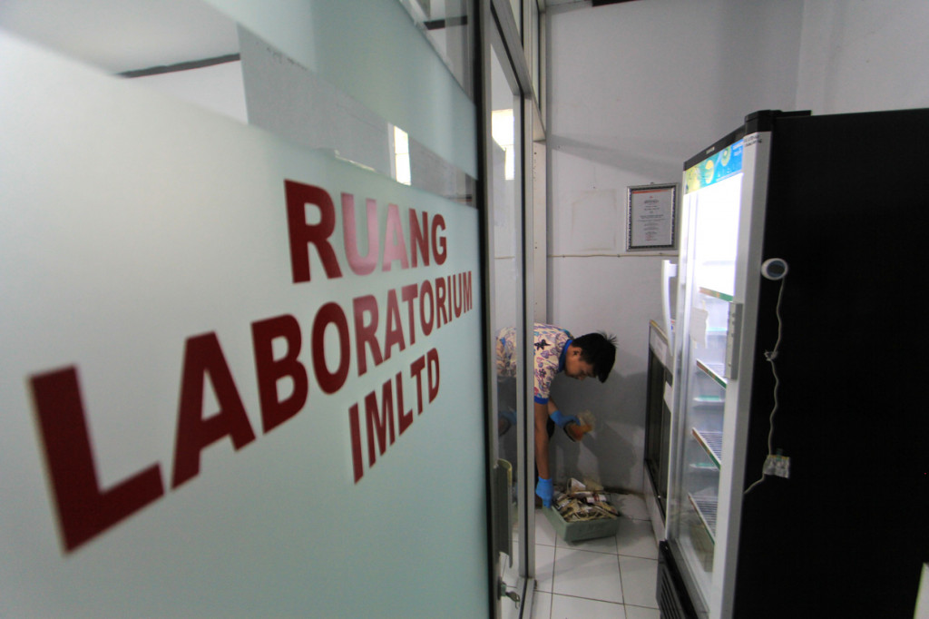 Petugas mengumpulkan kantong darah di unit transfusi darah PMI Indramayu, Jawa Barat. 
