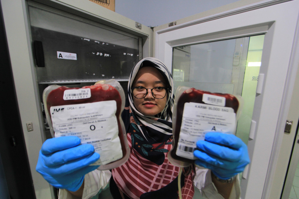 PMI Indramayu menyatakan stok darah menipis karena pemberlakuan kebijakan pembatasan sosial (Social Distancing) guna mengantisipasi penyebaran virus korona (covid-19).
