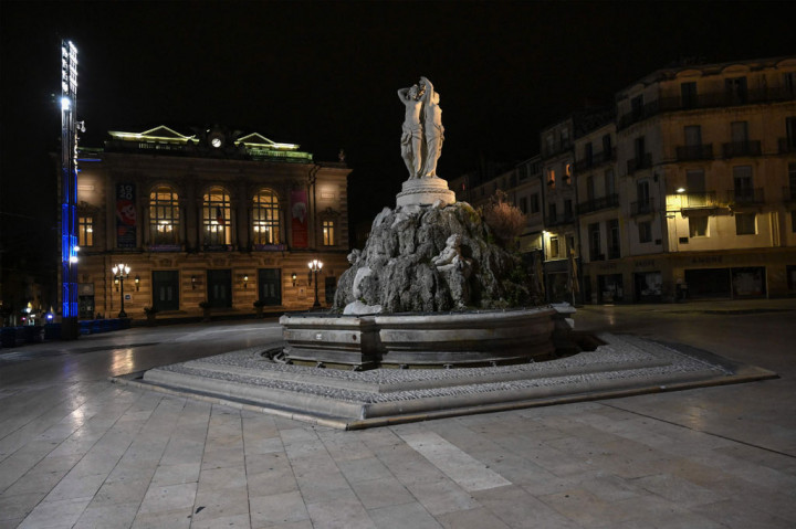 Prancis, Italia, Argentina, negara bagian California AS, Irak, dan Rwanda juga telah meluncurkan lockdown. Yunani adalah negara terbaru yang memberlakukan tindakan lockdown, yang mulai berlaku pada Senin, 23 Maret 2020 pagi.