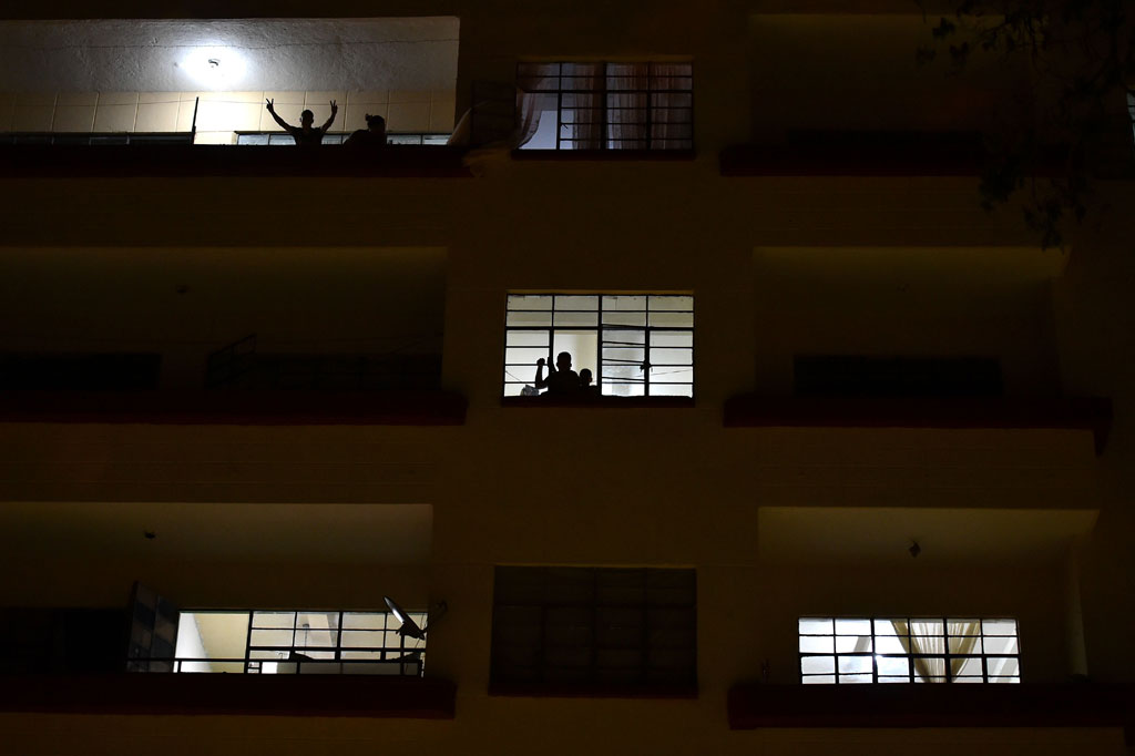 Sementara Kolombia akan memberlakukan lockdown pada hari Selasa, 24 Maret 2020 dan Selandia Baru akan mengikuti Rabu, 25 Maret 2020. 