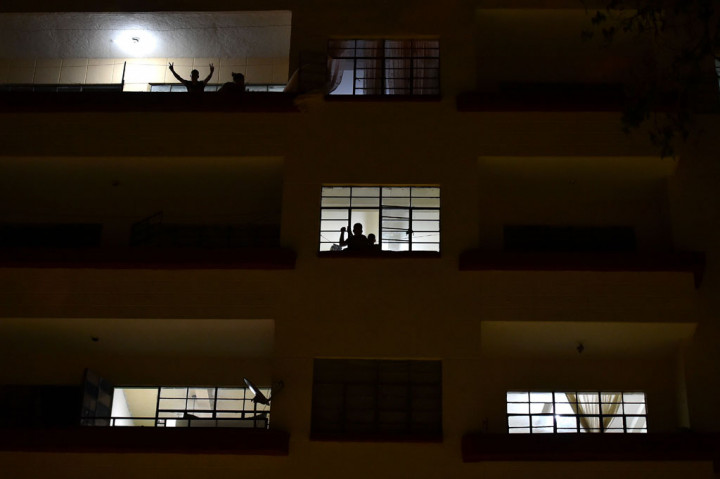 Sementara Kolombia akan memberlakukan lockdown pada hari Selasa, 24 Maret 2020 dan Selandia Baru akan mengikuti Rabu, 25 Maret 2020. 