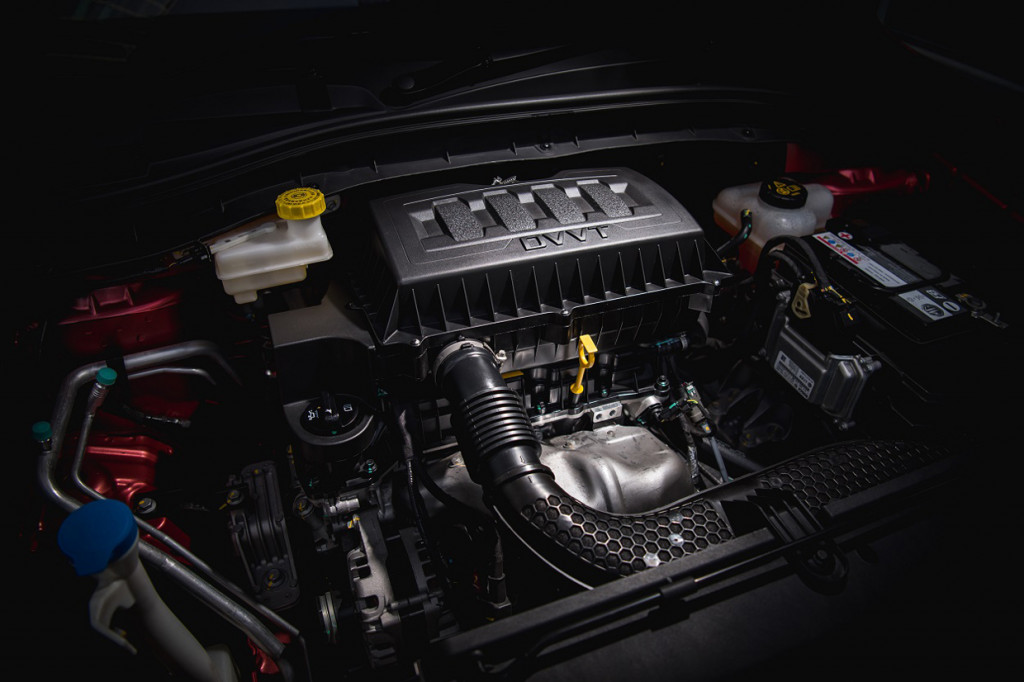 MG ZS menggunakan mesin 1.498 cc 15S4C DOHC 4-silinder 16 katup VTi-TECH injeksi bahan bakar multi-point dan menghasilkan tenaga maksimum sebesar 114 PS. Transmisi otomatis dengan sistem triptonic memberikan sensasi berkendara dengan keanggunan khas Inggris yang menyenangkan.
