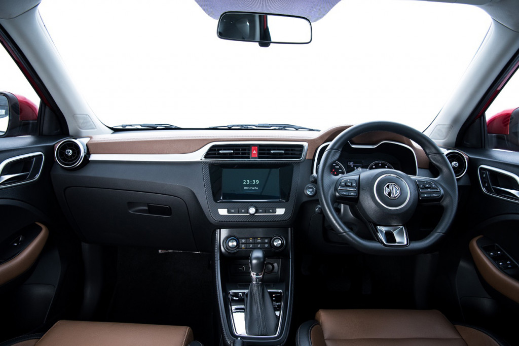 Bagian Interior dilengkapi dengan sistem infotainment dengan layar berukuran 8 inci yang dilengkapi dengan sistem audio 3D, ruang kaki yang luas, dan pendingin udara yang dapat diputar 360 derajat.