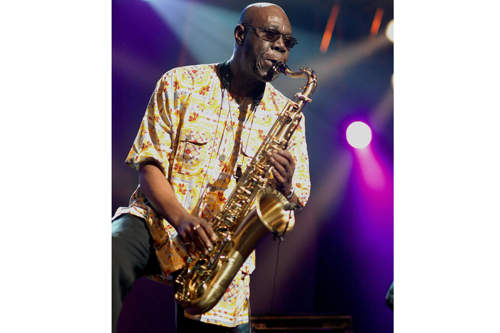 Sebuah pernyataan yang dikeluarkan oleh keluarga menyatakan, ”Dengan sangat sedih kami mengumumkan kehilangan Manu Dibango, Papy Groove kami, yang meninggal pada 24 Maret 2020, pada usia 86 tahun.