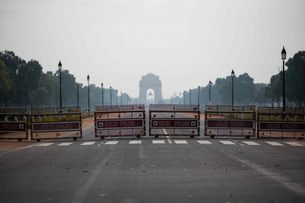 Polisi memasang barikade di kawasan gerbang pusat kota bersejarah India. AFP Photo/Jewel Samad
