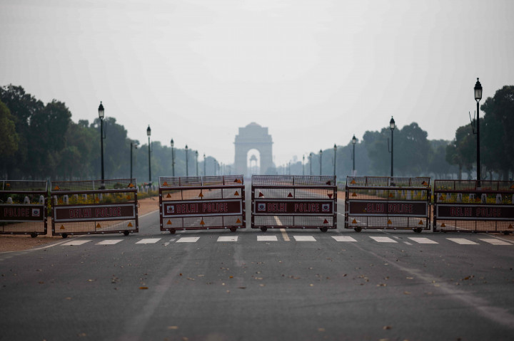 Polisi memasang barikade di kawasan gerbang pusat kota bersejarah India. AFP Photo/Jewel Samad