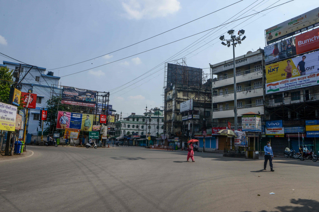 Suasana di salah satu jalanan di Siliguri, India, terlihat sepi dan lengang. AFP Photo/Diptendu Dutta
