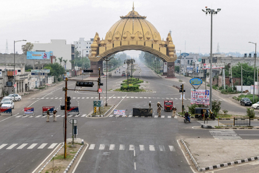 India mulai menutup jaringan perkereta apian dan memberlakukan Lockdown terhadap jalur keluar masuk di kota-kota besarnya. AFP Photo/Narinder Nanu