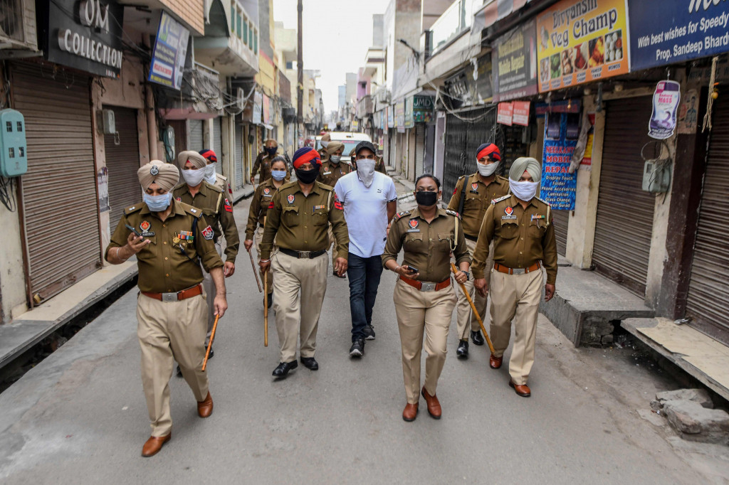 Polisi India melakukan patroli di Amritsar, India. AFP Photo/Narinder Nanu