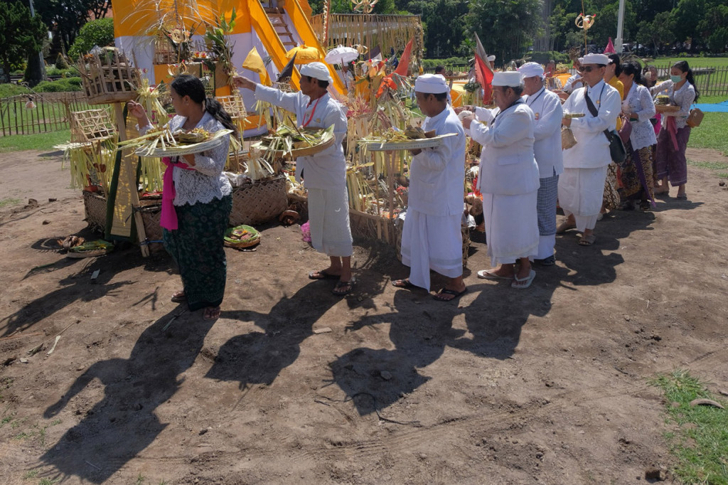 Pemuka agama Hindu bersama petugas adat melakukan ritual penyucian saat upacara Tawur Agung Kesanga yang merupakan rangkaian Hari Raya Nyepi Tahun Baru Caka 1942 di Denpasar, Bali.