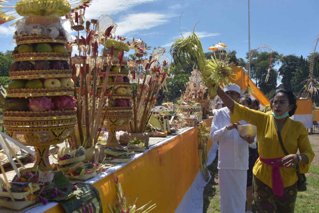 Upacara untuk keharmonisan alam tersebut tahun ini hanya diikuti pemuka umat Hindu dan aparat adat dengan jumlah terbatas untuk menghindari kerumunan dalam upaya pencegahan penyebaran Covid-19. 