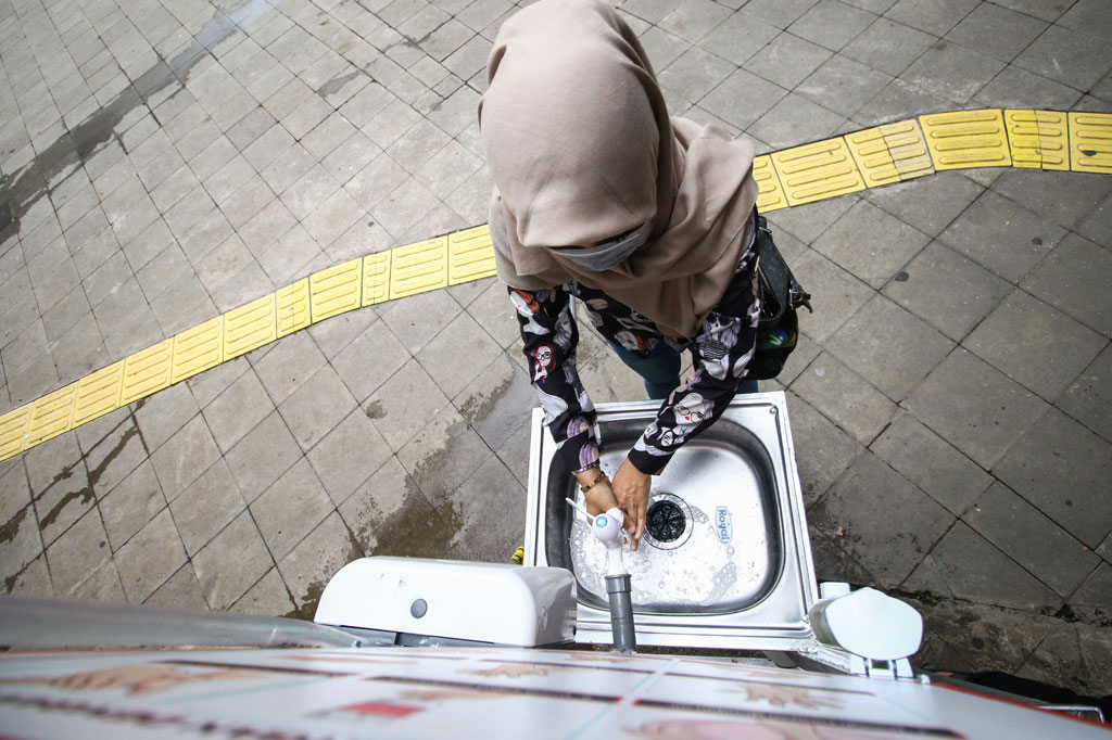 Warga mencuci tangan di tempat cuci tangan gratis di Terowongan Kendal, Jakarta. Pemprov DKI menyediakan tempat cuci tangan di beberapa tempat publik sebagai upaya mencegah penyebaran covid-19. ANTARA FOTO/Rivan Awal Lingga