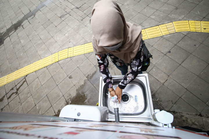 Warga mencuci tangan di tempat cuci tangan gratis di Terowongan Kendal, Jakarta. Pemprov DKI menyediakan tempat cuci tangan di beberapa tempat publik sebagai upaya mencegah penyebaran covid-19. ANTARA FOTO/Rivan Awal Lingga