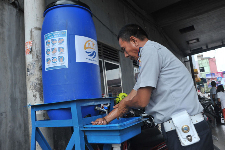 Pemkot Palembang menyediakan fasilitas cuci tangan portabel di sejumlah kawasan Kota Palembang sebagai salah satu langkah antisipasi penyebaran korona. ANTARA FOTO/Feny Selly