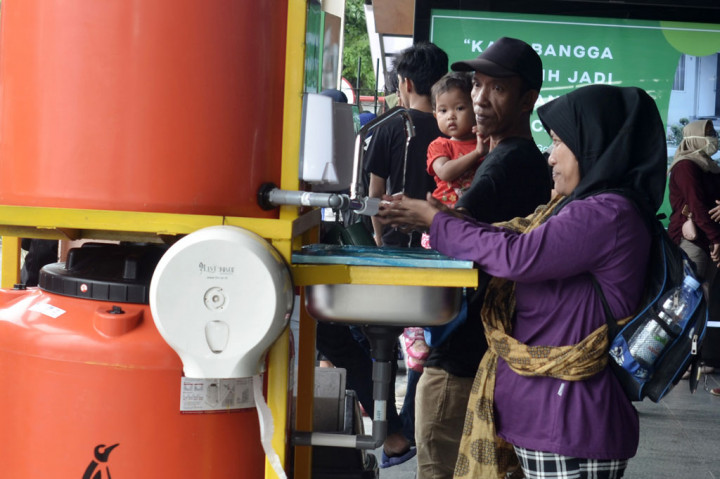 Pemerintah Kota (Pemkot) Bekasi menyediakan enam wastafel portable di sejumlah titik keramaian guna menekan penyebaran Corona Virus Disease (Covid-19) di wilayahnya. ANTARA FOTO/Suwandy