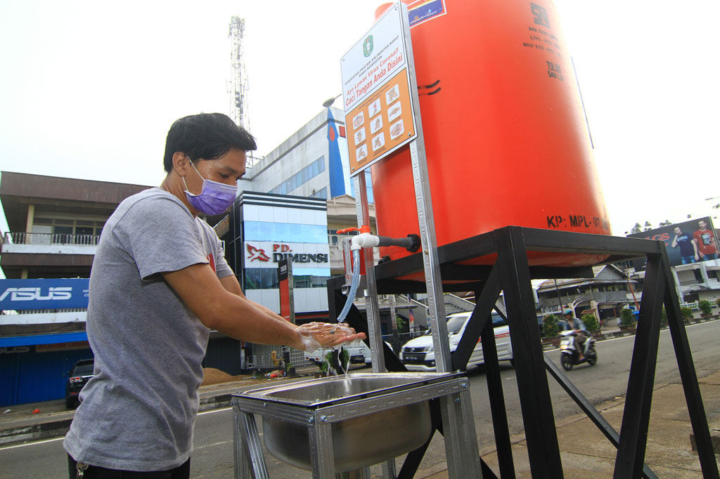 Dinas Kesehatan Provinsi Kalbar menyediakan 15 wastafel rakit di sejumlah pasar tradisional di Kota Pontianak agar dapat digunakan oleh masyarakat untuk mencuci tangan sebelum maupun sesudah berbelanja guna meminimalisir penyebaran covid-19. ANTARA FOTO/Jessica Helena Wuysang