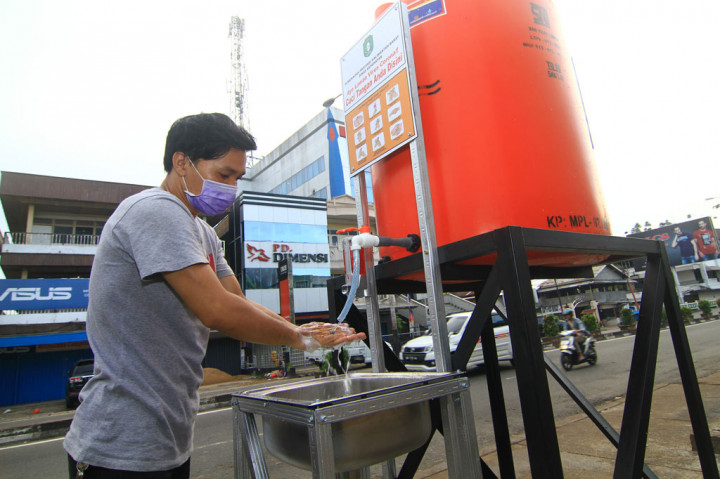 Dinas Kesehatan Provinsi Kalbar menyediakan 15 wastafel rakit di sejumlah pasar tradisional di Kota Pontianak agar dapat digunakan oleh masyarakat untuk mencuci tangan sebelum maupun sesudah berbelanja guna meminimalisir penyebaran covid-19. ANTARA FOTO/Jessica Helena Wuysang