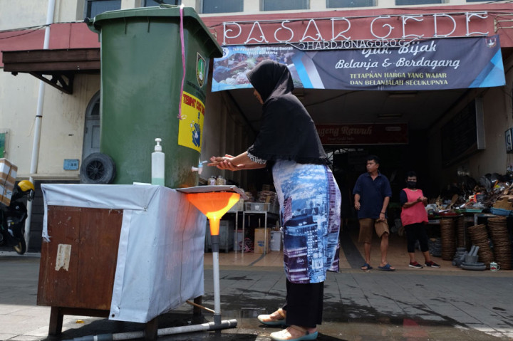 Pemerintah Kota (Pemkot) Solo memasang fasilitas tempat cuci tangan tersebut sebagai bagian dari upaya memutus rantai penyebaran virus corona (covid-19) di pusat keramaian. ANTARA FOTO/Maulana Surya