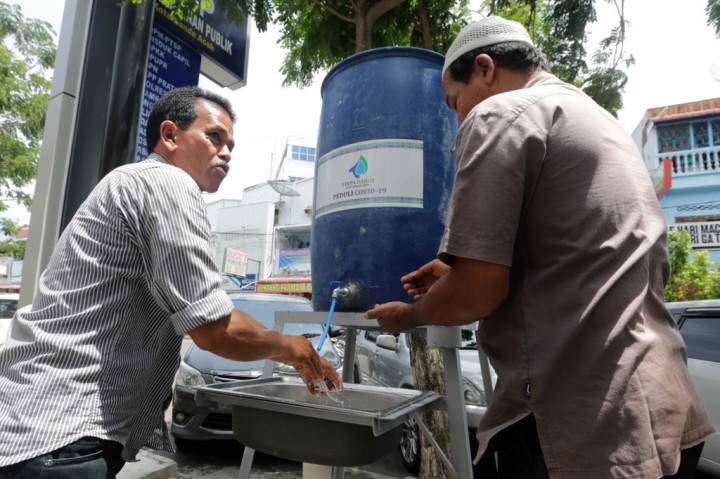 Tim pencegahan dan penanggulangan virus korona Pemerintah Kota Banda Aceh menyediakan fasilitas cuci tangan yang dilengkapi wastafel dan sabun cuci di lokasi keramaian sebagai upaya mencegah penularan virus tersebut. ANTARA FOTO/Irwansyah Putra