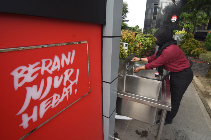 KPK menyediakan fasilitas cuci tangan bagi pengunjung dan karyawan sebelum memasuki gedung guna mencegah penyebaran pandemi covid-19. ANTARA FOTO/Indrianto Eko Suwarso