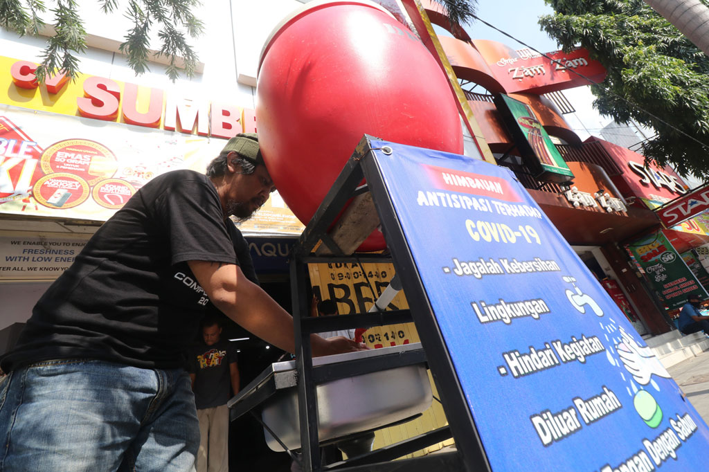 Pemkot Kediri memasang tempat cuci tangan lengkap dengan sabun di sejumlah ruang publik untuk mensosialisasikan hidup bersih sekaligus menangkal penyebaran cOVID-19. ANTARA FOTO/Prasetia Fauzani