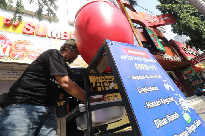 Pemkot Kediri memasang tempat cuci tangan lengkap dengan sabun di sejumlah ruang publik untuk mensosialisasikan hidup bersih sekaligus menangkal penyebaran cOVID-19. ANTARA FOTO/Prasetia Fauzani
