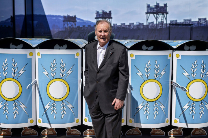 Serial ini telah diterjemahkan ke dalam banyak bahasa (bahkan Latin dan Yunani kuno) dan dapat dijumpai di banyak negara di dunia. Komik ini mungkin merupakan komik Prancis paling populer di dunia.