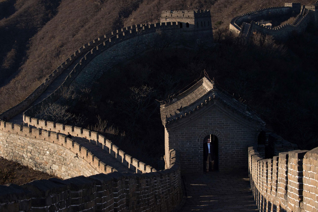 Pengunjung juga diwajibkan menunjukkan kartu identitas, barkode kesehatan yang dapat diunduh melalui ponsel, dan mengenakan masker.