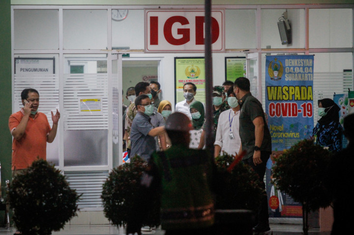 Presiden Joko Widodo beserta rombongan saat menunggu mobil ambulans untuk membawa jenazah Almarhum Ibu Sujiatmi Notomiharjo di Rumah Sakit Tentara Slamet Riyadi, Solo, Jawa Tengah. ANTARA Foto/Mohammad Ayudha