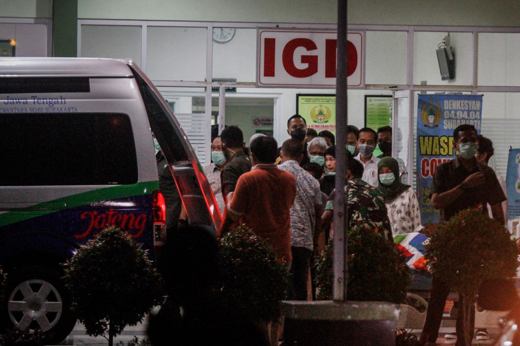 Rombongan Presiden Joko Widodo membawa jenazah Almarhum Ibu Sujiatmi Notomiharjo dengan mobil ambulan di Rumah Sakit Tentara Slamet Riyadi, Solo, Jawa Tengah. ANTARA Foto/Mohammad Ayudha
