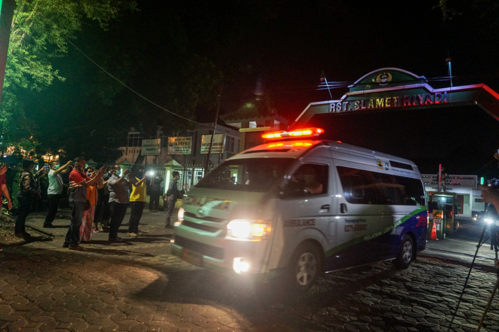 Jenazah Ibunda Jokowi meninggalkan RS TNI Slamet Riyadi Solo sekitar pukul 18.32 WIB. ANTARA Foto/Mohammad Ayudha