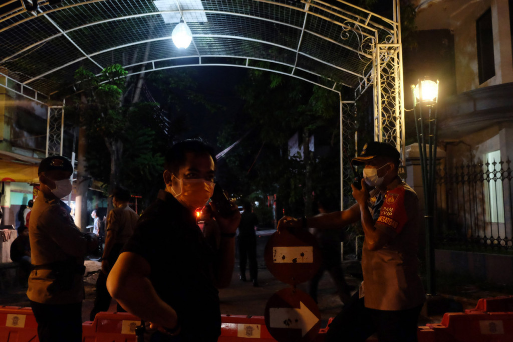 Polisi berjaga di sekitar rumah duka ibunda Presiden Joko Widodo, Sujiatmi Notomiharjo di Sumber, Banjarsari, Solo, Jawa Tengah. ANTARA Foto/Maulana Surya