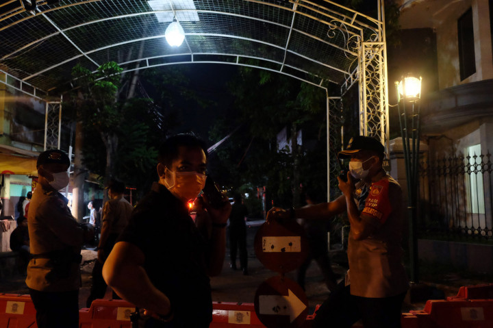 Polisi berjaga di sekitar rumah duka ibunda Presiden Joko Widodo, Sujiatmi Notomiharjo di Sumber, Banjarsari, Solo, Jawa Tengah. ANTARA Foto/Maulana Surya