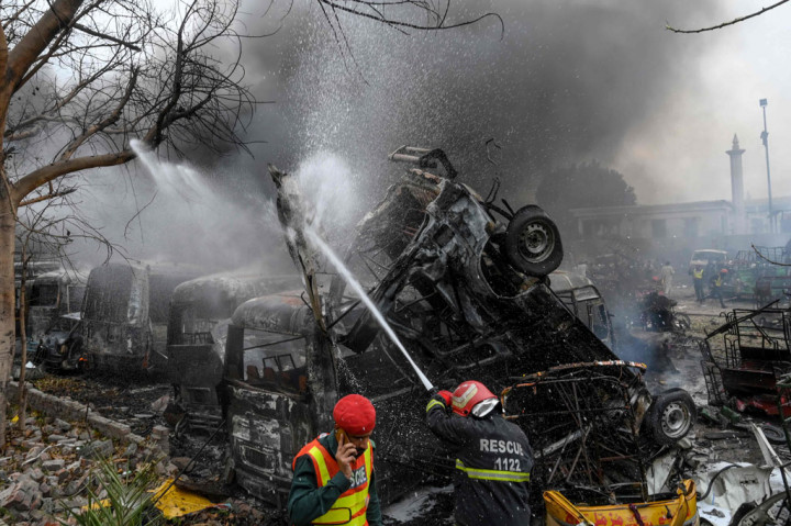 Petugas pemadam kebakaran berusaha menjinakkan api yang disebabkan meledaknya truk tangki yang membawa gas minyak cair (LPG) di Kota Lahore, Pakisan, Rabu, 25 Maret 2020.