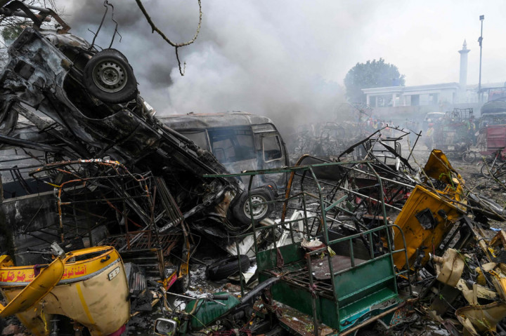 Sebuah truk tangki yang mengangkut gas minyak cair (LPG), meledak di Kota Lahore, Pakistan, Rabu, 25 Maret 2020. Kecelakaan tersebut mengakibatkan tujuh orang luka-luka.