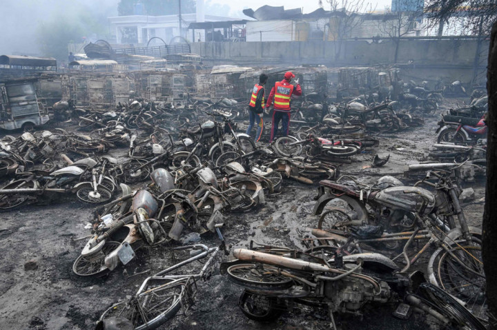 Api telah menelan stasiun bahan bakar dan beberapa bangunan dan puluhan kendaraan di dekatnya yang berada di tepi jalan.