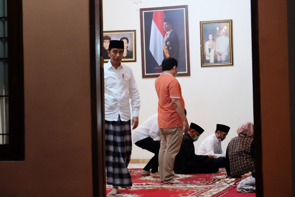 Presiden Joko Widodo (kiri) bersiap memberikan keterangan pers terkait wafatnya sang ibunda, Sudjiatmi Notomiharjo di rumah duka, Sumber, Banjarsari, Solo, Jawa Tengah.