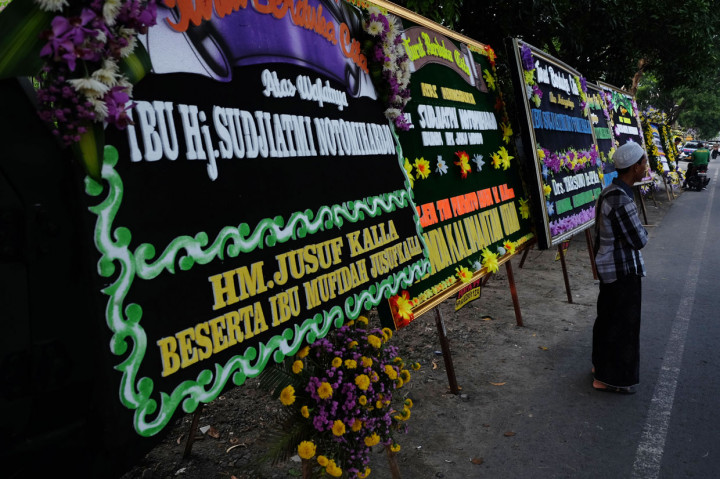 Karangan bunga ucapan bela sungkawa atas wafatnya ibunda Presiden Joko Widodo, Sudjiatmi Notomiharjo, diletakkan berjejer di rumah duka Sumber, Banjarsari, Solo, Jawa Tengah.