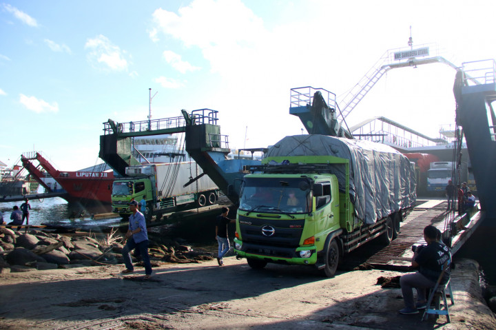 Aktivitas bongkar muat di pelabuhan Ketapang, Banyuwangi, Jawa Timur.