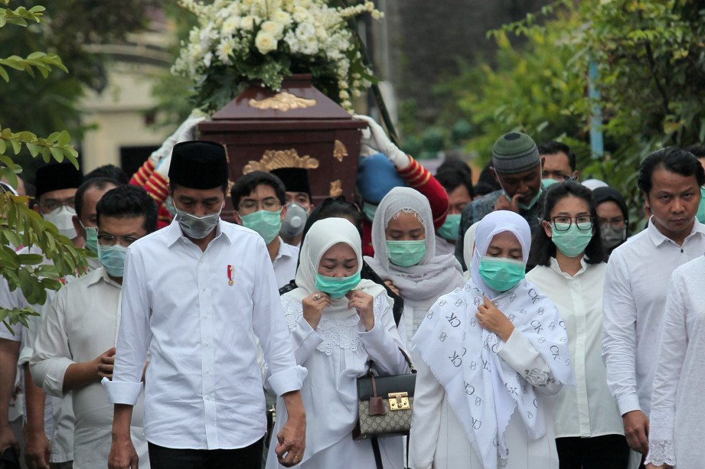 Presiden Joko Widodo berpesan agar masyarakat mendoakan sang ibunda yang baru berpulang, yakni Sudjiatmi Notomihardjo, dari rumah masing-masing. Masyarakat diminta tidak perlu berbondong-bondong melayat atau menghadiri prosesi permakaman. ANTARA Foto/Maulana Surya