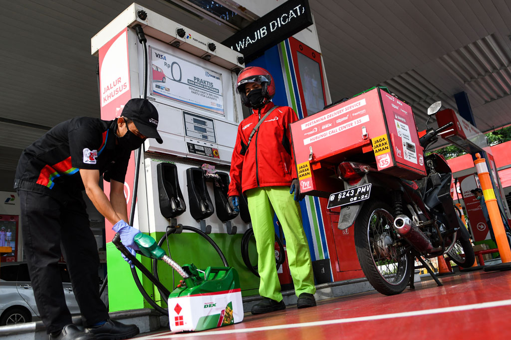 Petugas mengisi bahan bakar minyak (BBM) ke dalam jeriken untuk layanan pesan antar BBM Pertamina, di SPBU Pertamina MT Haryono, Jakarta, Rabu, 25 Maret 2020. 