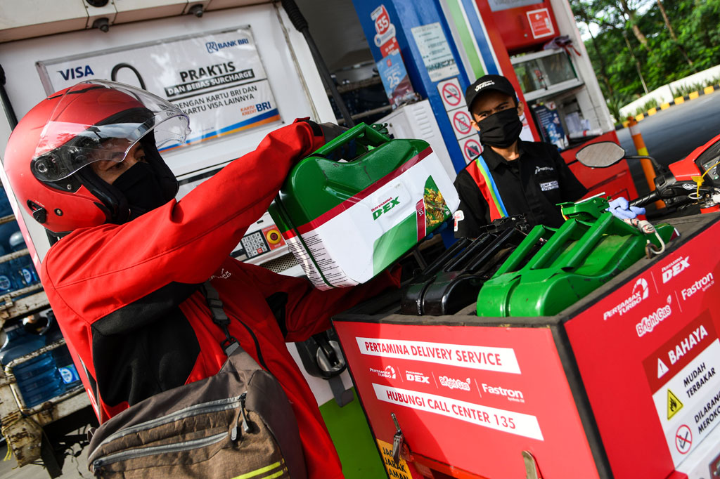 Jasa layanan pesan antar Pertamina call center 135 untuk BBM atau LPG tersebut sebagai bentuk upaya mendukung program pemerintah agar warga bekerja dari rumah (work from home) guna menekan penyebaran pandemi virus corona atau covid-19.