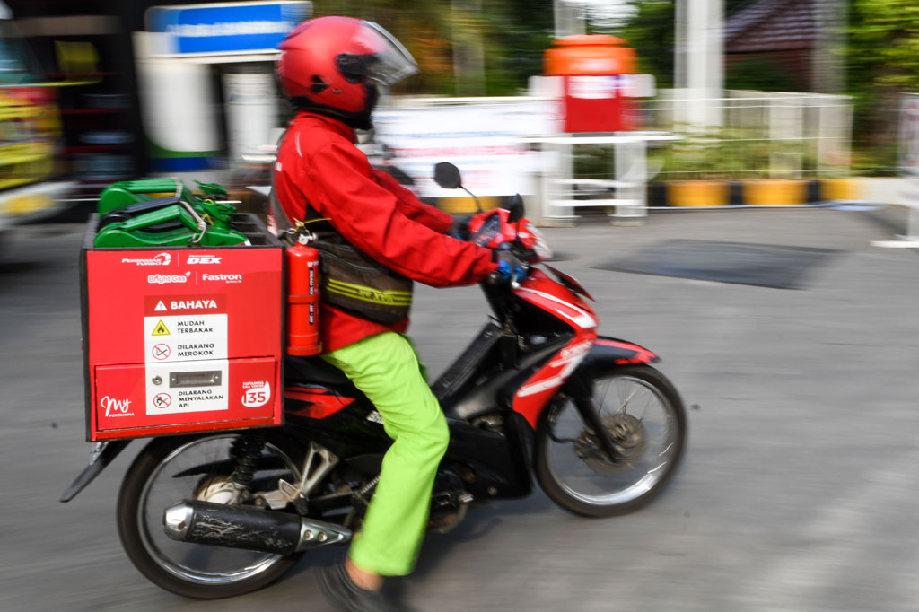 Untuk bisa menikmati layanan ini, masyarakat hanya perlu menghubungi 135, melakukan pemesanan BBM dan nantinya BBM akan dikirim melalui SPBU yang terdekat dari lokasi konsumen di hari yang sama.