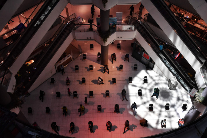 Acara-acara pertemuan sosial juga akan dilarang, perjalanan domestik akan dibatasi dan seluruh toko kecuali toko-toko yang penting akan ditutup hingga akhir April mendatang. AFP Photo/Lillian Suwanrumpha