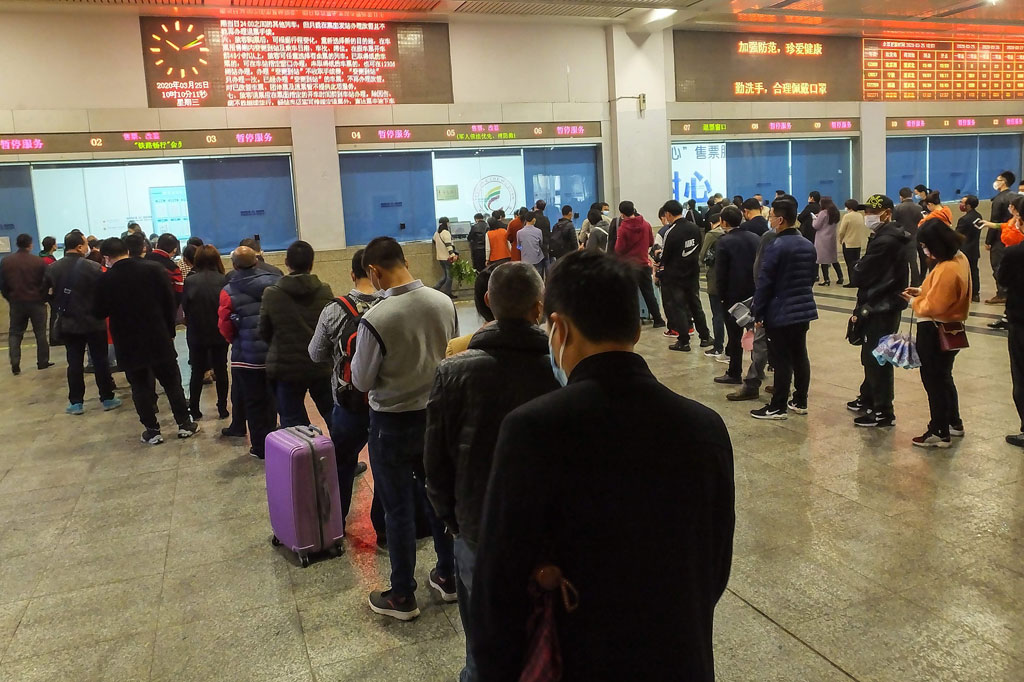 Calon penumpang antre untuk membeli tiket di Stasiun Kereta Api Yichang East di Yichang di provinsi Hubei, Tiongkok, Rabu, 25 Maret 2020. 