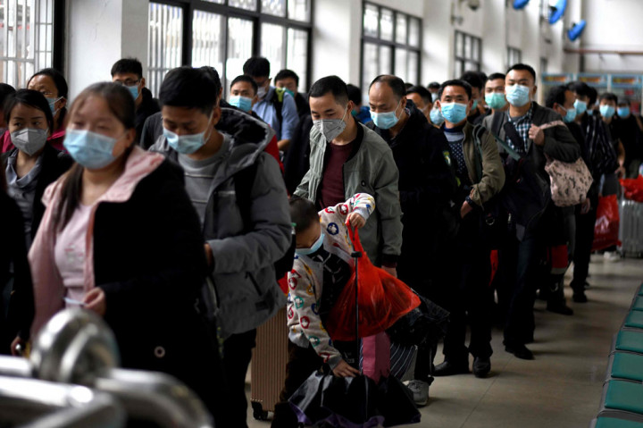 Beberapa stasiun kereta api di Provinsi Hubei, Tiongkok, Rabu, 25 Maret 2020, mulai melayani penumpang, setelah ditutup total sejak 23 Januari 2020 dalam upaya pengendalian dan pencegahan wabah virus korona atau covid-19.