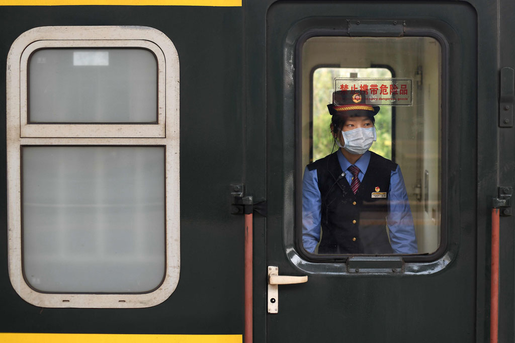 Khusus beberapa stasiun di Wuhan baru bisa menerima kedatangan kereta api mulai Sabtu, 28 Maret, sedangkan untuk keberangkatan tetap pada 8 April.